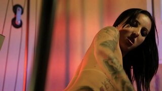 Catra konvinkas ŝin trejnisto por fari la trejnas iom pli varma