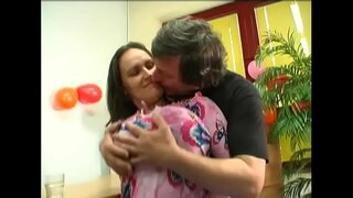 קראַפטיק מיידל דזשעני מיט גרויס נאַטירלעך טיץ געץ באַנגד פון הינטער