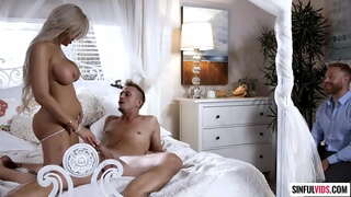 Á�で見てきた妻Elleを叩きる端正な隣人