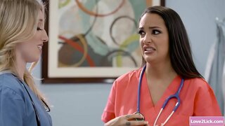 Přísná blondýnka, lékař jí busty lesbické sestry pussy