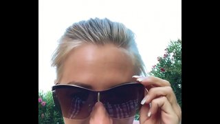 Am degetul meu strâmt păsărică pe un public gazon