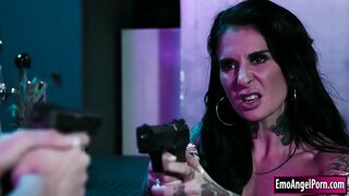 בלאָנדע עפ בי איי אַגענט כאַנדאַלז די בייז טיקי באַר באַזיצער.דער באָכער זי געוויינט ווי דעקן צו באַקומען אין די באַר איז ווילד זי פלעגט אים.זי קענען נעמען זאָרגן פון אַז דורך לעטינג אים באַרען איר.זי סאַקס אים פאר ריידינג האָן