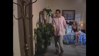 דוד פאַקס אַ לעגי בלאָנדע אין אַ הונט פּאָזע בשעת זיין פריינט קוק אין די ווייַטער צימער