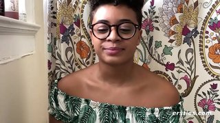 עבאַני באַבע געץ אַוועק אויף דער סאָפע