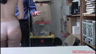 Mirinda paruoj kaj mirinda azeno bruna teen gets fucked en la oficejo de korupta policano