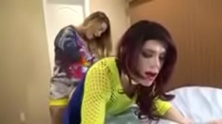 Sissy pakaian oleh dominan wanita atas