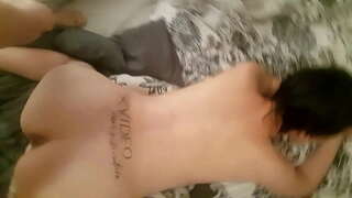 אשתו הזונה רוצה בהצטיינות על התחת שלה