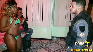 Aldatmak izlemek beni veren için polis içinde ön arasında onu