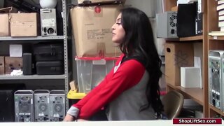 Латиноамериканка магазиндан урлашыу, офицер һәм уның обыскивать.Ул һәм уның өҫтөндә раздеваться мәжбүр өҫтөнлөк ул, уның өсөн кызлары көллият тотоу өсөн.Blow job ул уны эшләмәй, ә уның артабан уның трахать