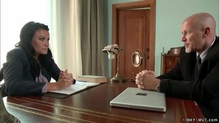 Anzjani l-imgħallem-Marka Davis liwjiet matul desk-sess sider samra impjegat Ashli Ames u ma big £ her minn wara fil-ħabel iebsa