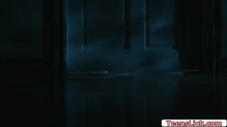 Tatuiruotę paauglių tampa budrus ir lėtai išeina, ir susitinka savo draugę kitame kambaryje.Po to,jie pradėti, bučiavosi viena kitai aistringai.Kitas yra,jie daro savo pussies šlapias ir persijungia į 69 pozicija.