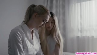 صغيرة الثدي مثلية في سن المراهقة scissoring مع شقراء المكلف النوم