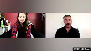 Busty դեռահասը մերկանում, եթե նրա խորհրդատու այլասերված.Նա վերցնում է իր մեծ ծիծիկներ է եւ բավարարում է իր խաղալիք.Այն ստիպում է խորը մինետ եւ լիլիթ իր волосатую նշան