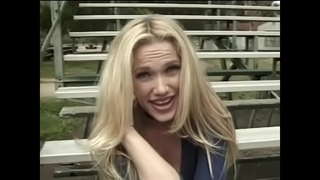 האָרני בלאַנד מיט לאַנג האָר ליב צו פאָר אַ שווער האָן אין די לעבעדיק אָרט