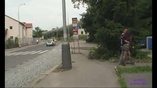 Берем молодую шлюху, чтобы трахнуть ее под мостом в общественном парке