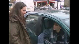 Malaking asong babae ay makakakuha ng fucked sa pamamagitan ng dalawang guys ay kinuha ng isang stop