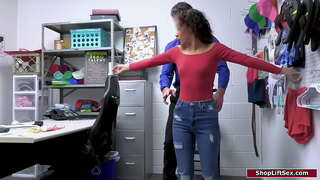 ���োট মাই লাতিনা ধরা হয়, চুরি এবং একজন অফিসার আছে, একটি গহ্বর অনুসন্ধান এবং আঙ্গুলের তার ভগ এবং পায়ু.তিনি তার দিতে তাকে একটি আরাধ্য এবং, পোঁদ, অপেশাদার,