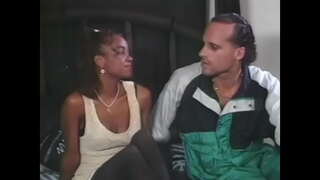 Εξωτικά σκύλα σε μαύρες κάλτσες παίρνει ένα σκληρό λευκό πουλί σε σκυλί θέτουν