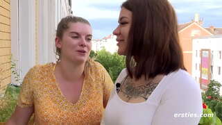 Naughty Amatør lesbians gøre det i hele huset 