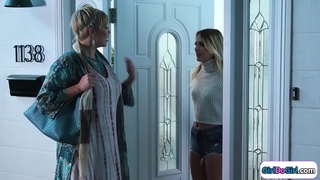 Sarışın, busty mılf ortamı aracılığıyla üvey kız kardeşi ile bağlantı kurar.Öpüşürler ve ortam çerçevelenir.Küçük memeli bebek onu traş kedi ile facesits